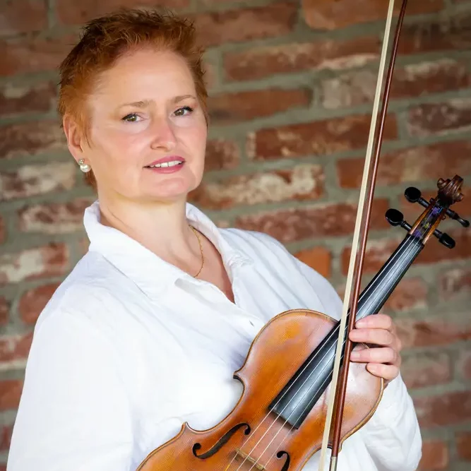 Ildiko Pogany unterrichtet seit Anfang Mai 2012 bei Musik Heckmann in Karlsfeld/Allach in Violine und Klavier 