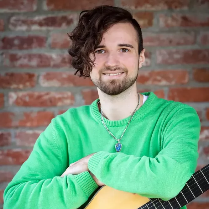 Gitarrenlehrer Michael Chitsaz unterrichtet Gitarre an der Musikschule von Musik Heckmann