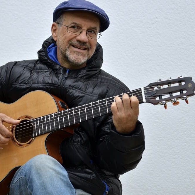 Gitarrenlehrer Reza Chitsaz gibt Unterricht für fortgeschrittene Klassik- und Flamencogitarristen
